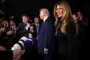 Melania Trump ved siden af sin mand