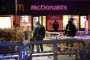 Betjente arbejder foran en McDonald's