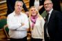 Henrik Frandsen (th.) overtager Mette Kiekgaards (i midten, red.) ministerpost. Her står duoen sammen i Folketingssalen sammen med partifælle Peter Have kort efter 2022-valget.