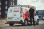 en mand ved en varevogn