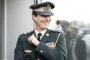 prins Joachim i uniform smiler