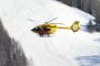 En helikopter med person under