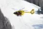 En helikopter med person under