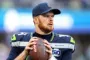  Sam Darnold med kasket og football i hånden