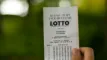 Person holder Lotto-kupon