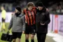 en fodboldspiller humper ud fra stadion