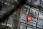 en bygningsfacade med TV2-logo