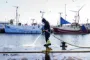 mand i regntøjh på havn