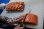 fisk udskæres