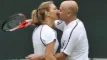 Et par i tennistøj på en tennisbane kysser hinanden