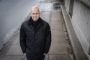 en mand kigger på fotografen