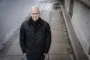 en mand kigger på fotografen