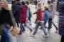 folk går på gaden