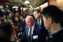 Mark Kelly blandt en masse mennesker