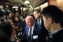 Mark Kelly blandt en masse mennesker