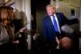 Trump står i en dør og taler til journalister