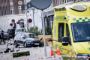 Smadret bil holder bag politiafspærring. Ambulance i forgrunden