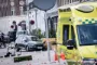 Smadret bil holder bag politiafspærring. Ambulance i forgrunden