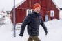 Kong Frederik med strikhue i grønlandsk by 