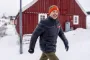 Kong Frederik med strikhue i grønlandsk by 