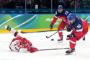 Ishockeyspillere på banen