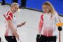 Søstrene Madeleine Dupont og Denise Dupont (til venstre) leverede i perioder solid curling for Danmark, men det endte med et knebent nederlag til Schweiz. Dermed er danskerne færdige ved vinter-OL.