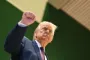 trump løfter næven