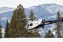 en helikopter i luften i bjergrigt landskab