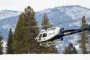 en helikopter i luften i bjergrigt landskab