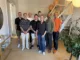 en flok medarbejdere ved en trappe