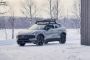 Hvid Volvo i vinterlandskab