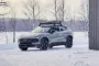 Hvid Volvo i vinterlandskab