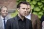 MAnd i mørkt jakkesæt med sort skjorte