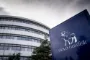 Et logo på en facade