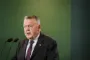 Lars Løkke med en grøn væg bag sig