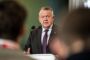 Lars Løkke står og taler til pressemøde