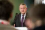 Lars Løkke står og taler til pressemøde