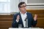 en politiker i jakkesæt taler