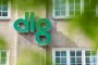 Et logo på en facade