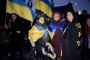 Tre personer med ukrainske flag