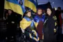 Tre personer med ukrainske flag
