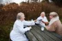 tre kvinder sidder ved bord