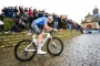 Cykelrytter på brostensvej