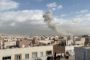 Røg stiger op over den iranske hovedstad, Teheran, efter en eksplosion lørdag. USA og Israel har foretaget omfattende luftangreb mod store dele af Iran. Den foreløbige melding fra Røde Halvmåne lyder på, at 201 mennesker er dræbt.