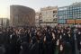 Billedet er fra søndag i Teheran, hvor folk er på gaden for at sørge over ayatollah Ali Khameneis død.