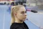 En blond kvinde smiler