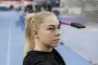 En blond kvinde smiler