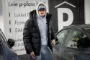 Mand med kasket og hoodie