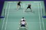 badmintonspillere på en bane