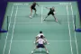 badmintonspillere på en bane